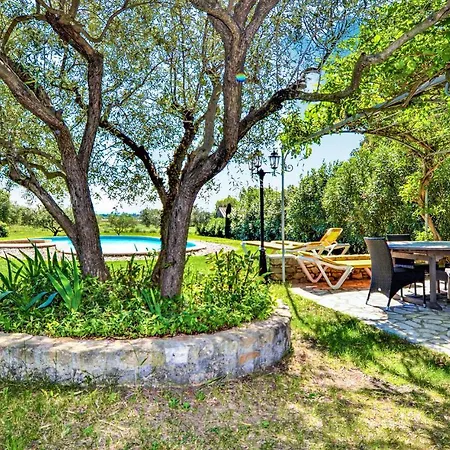 3 Bedroom Awesome In Montaren Et St Mediers Holiday home