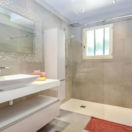 بيت للعطل Gorgeous In Montaren Et St Mediers *