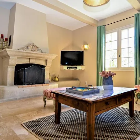 3 Bedroom Awesome In Montaren Et St Mediers Holiday home Serviers-et-Labaume